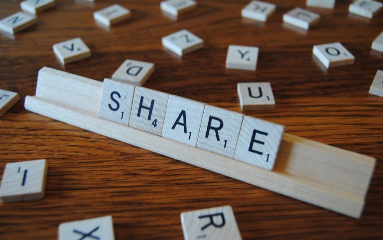 Người luyện thi IELTS cần nắm được từ vựng về Sharing