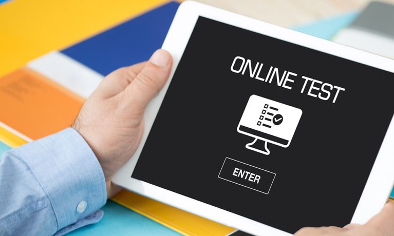 Làm online test giúp người học tiết kiệm chi phí và thời gian (Nguồn ảnh: Internet)