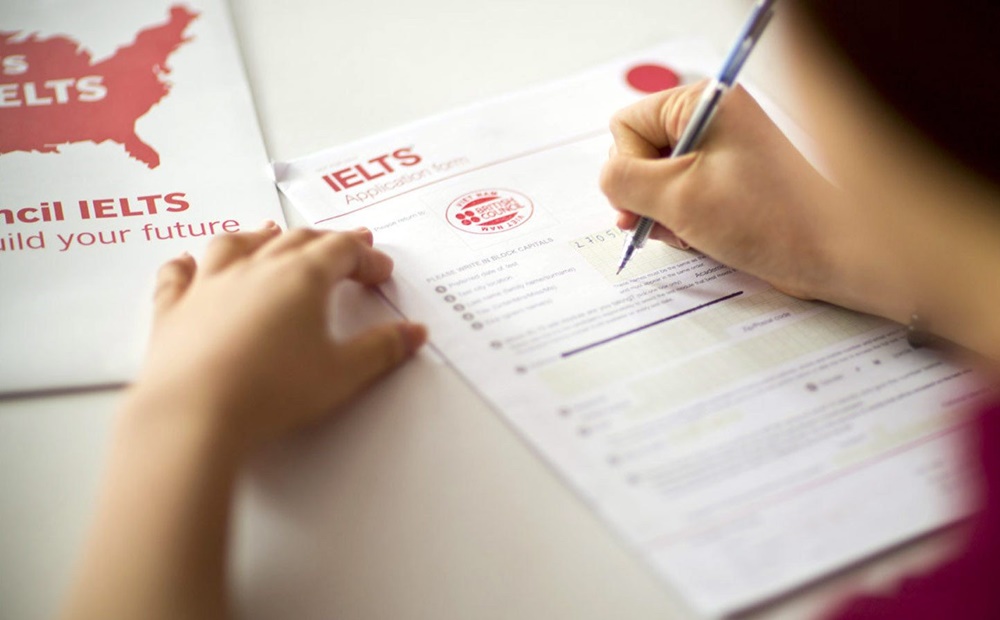 Nhiều người băn khoăn không biết nên thi IELTS ở IDP hay BC? (Nguồn ảnh: Internet)